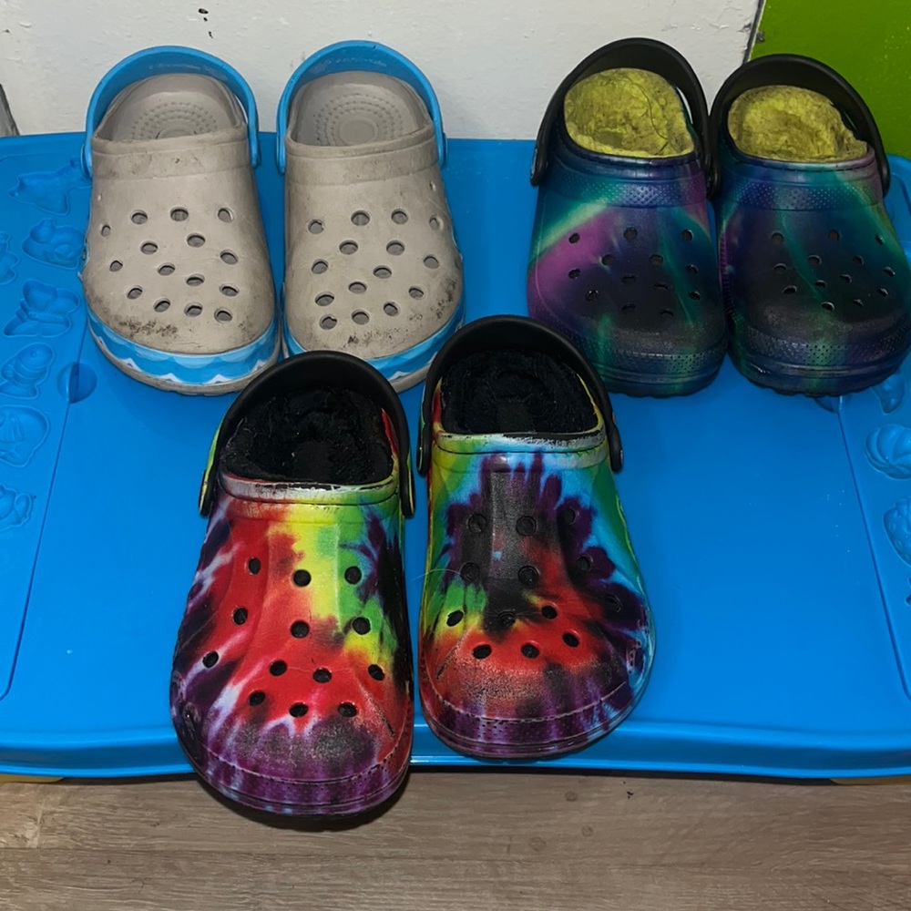 2 pairs of crocs